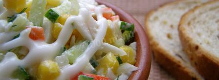 салат крабовые палочки кукуруза огурец. Шаг 9