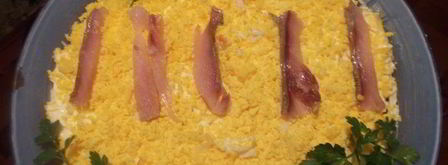 салат мимоза с копченой ставридой и яблоком. Шаг 6