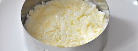 салат мимоза с сыром. Шаг 4