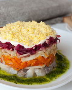 Сельдь под шубой с зеленым чесночным соусом