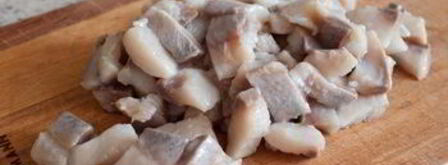 сельдь под шубой с зеленым чесночным соусом. Шаг 7