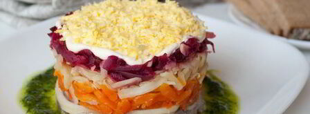 сельдь под шубой с зеленым чесночным соусом. Шаг 15