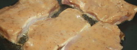 свинина в маринаде из кунжутного дрессинга под шубой из моцареллы и болгарского перца. Шаг 5