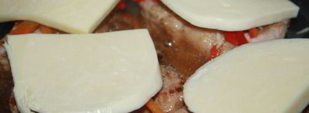 свинина в маринаде из кунжутного дрессинга под шубой из моцареллы и болгарского перца. Шаг 8