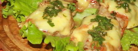 свинина в маринаде из кунжутного дрессинга под шубой из моцареллы и болгарского перца. Шаг 10