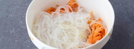 салат с фунчозой и корейской морковью. Шаг 6