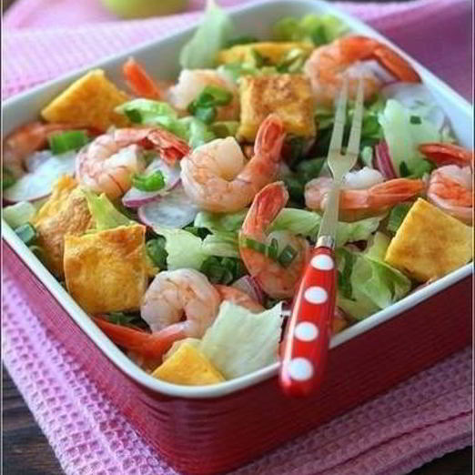 Салат с креветками и сырным омлетом