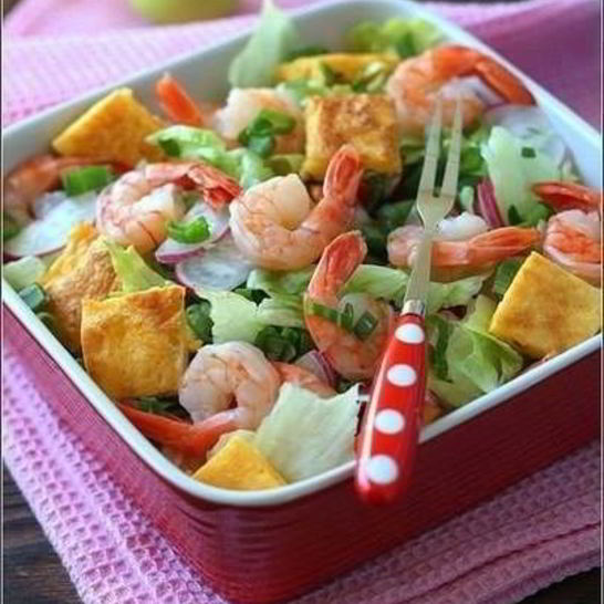 Рецепт салата с креветками и сырным омлетом