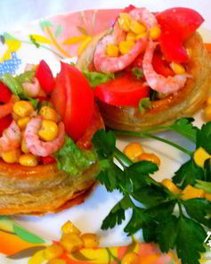 Салат с креветками, кукурузой и ветчиной