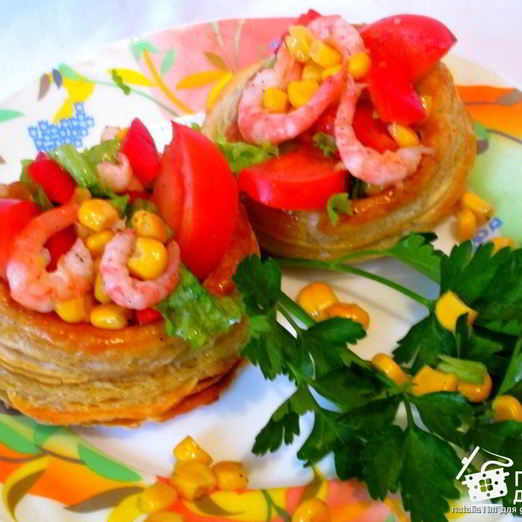 Салат с креветками, кукурузой и ветчиной