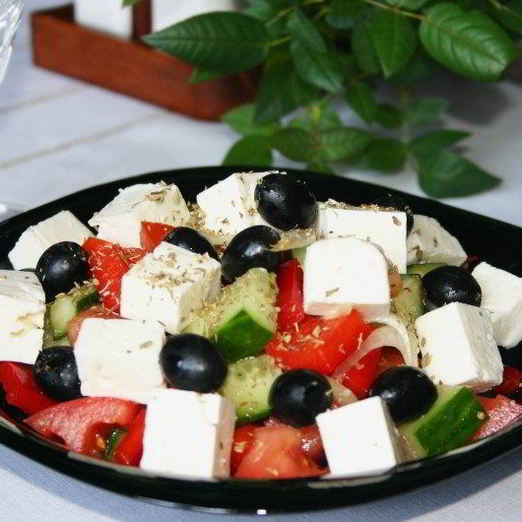 Салат с маслинами и помидорами