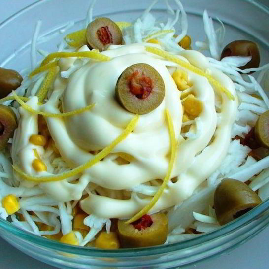 Рецепт салата с мясом криля, капустой и кукурузой