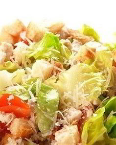 Классический салат Цезарь с курицей и сыром пармезан