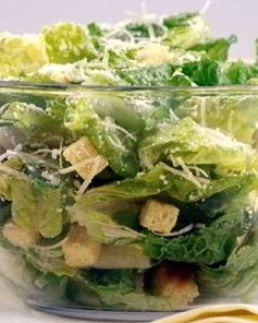 Нежный салат Цезарь с сухариками, чесноком и курицей