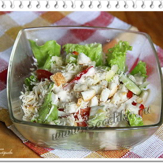 Рецепт овощного салата цезарь с сухариками
