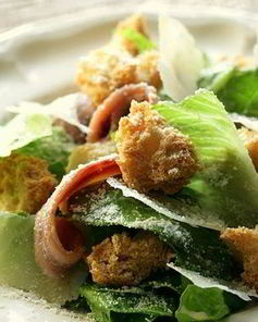 Салат Цезарь с анчоусами