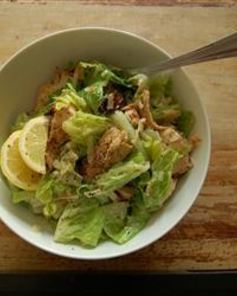 Салат Цезарь с копченой курицей и сухариками