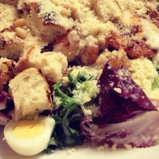 Рецепт салата цезарь с креветками и перепелиными яйцами