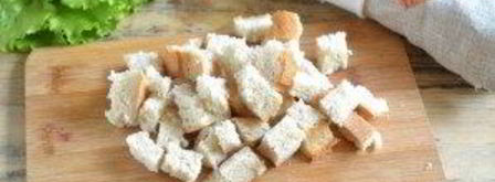 салат цезарь с курицей и сухариками. Шаг 4