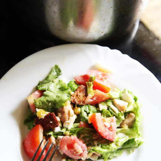 Рецепт салата цезарь с курицей, овощами и сыром