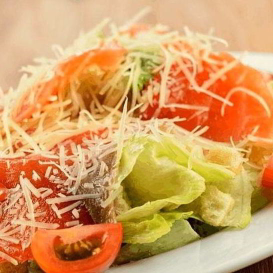 Рецепт салата цезарь с лососем