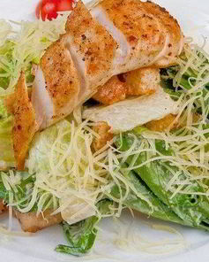 Салат Цезарь с медовым куриным филе