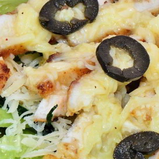 Рецепт салата цезарь с огурцом и маслинами