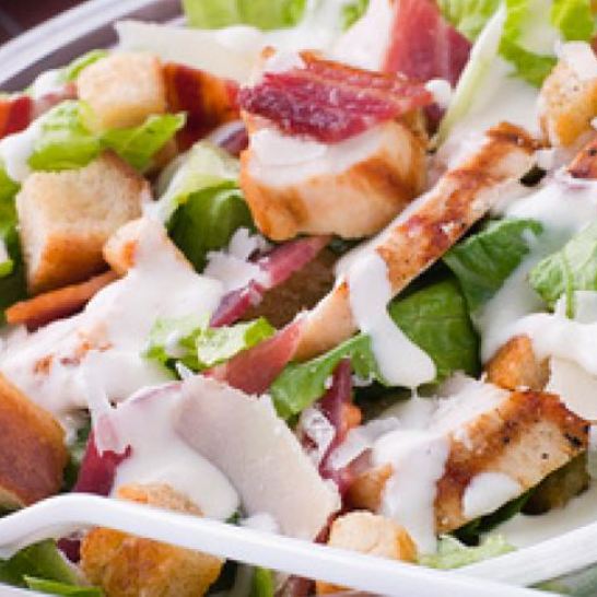 Рецепт салата цезарь с цыпленком и беконом