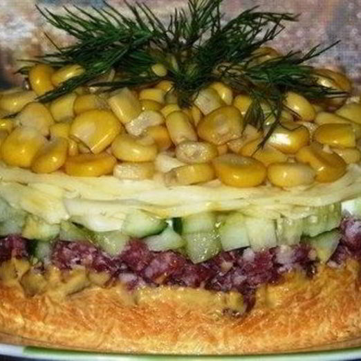 Слоеный салат Осень с копченой колбасой