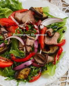 Теплый салат с говядиной и запеченными овощами