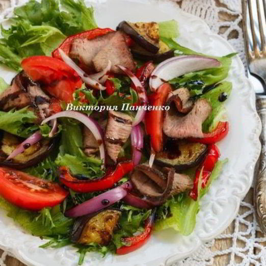 Теплый салат с говядиной и запеченными овощами