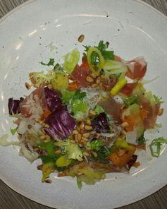 Салат из хурмы с пармезаном и хересным винегретом