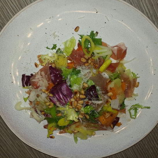 Рецепт салата из хурмы с пармезаном и хересным винегретом