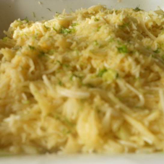 Рецепт салата из корня сельдерея и яблок с винегретом из масла фундука