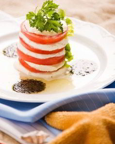 Салат из помидоров и козьего сыра с базиликовым винегретом