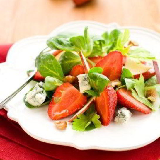 Рецепт салата из шпината, клубники и голубого сыра с малиновым винегретом