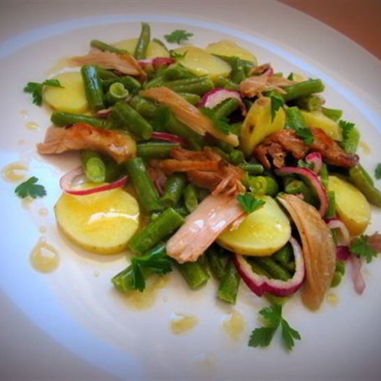 Рецепт салата из зеленой стручковой фасоли с картофелем и цыпленком конфи под соусом винегрет