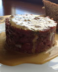 Тар-тар из говядины с заправкой винегрет из желтков