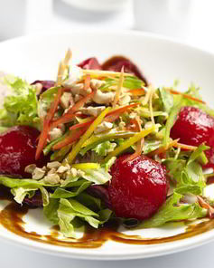 Зеленый салат с печеными сливами