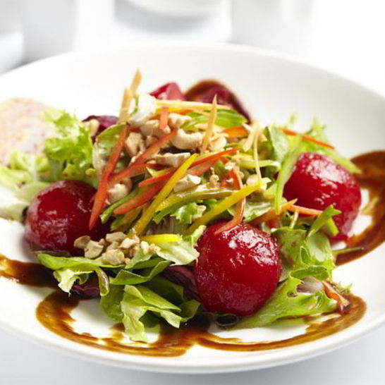 Рецепт зеленого салата с печеными сливами