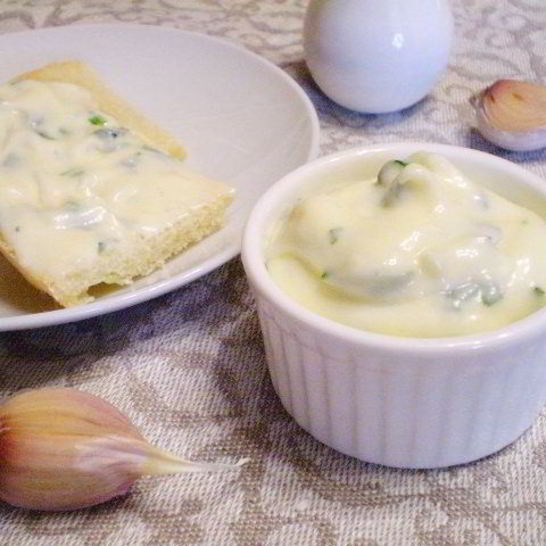 Рецепт домашнего майонеза на курином яйце с чесноком и зеленью