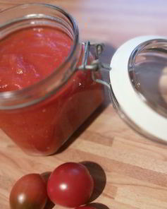 Домашний томатно-яблочный кетчуп со свежими пряными травами