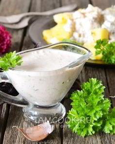Сметанный соус с чесноком и зеленью