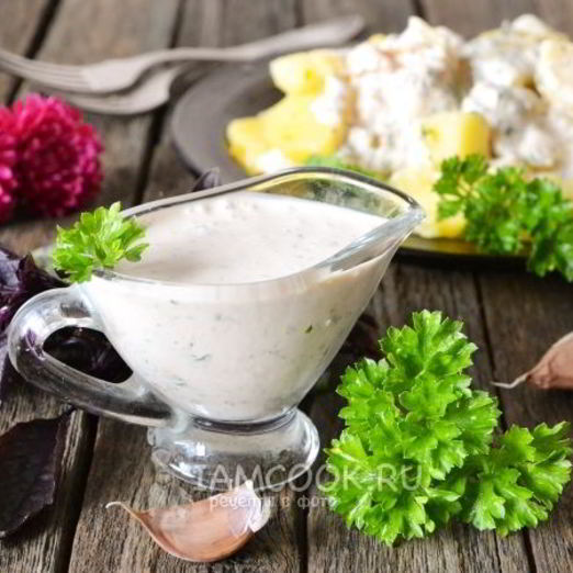 Сметанный соус с чесноком и зеленью