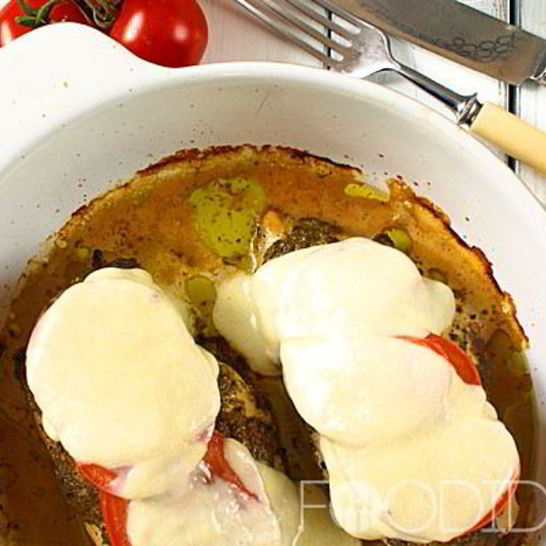 Рецепт куриной грудки с соусом песто, помидорами и моцареллой