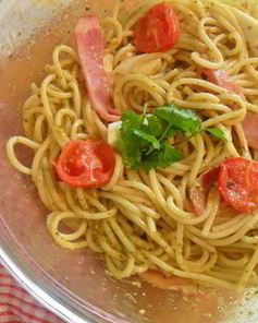 Спагетти с ветчиной, моцареллой под соусом песто