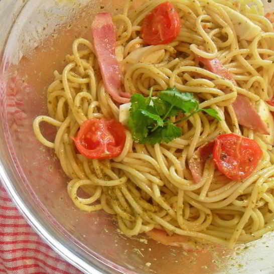 Рецепт спагетти с ветчиной, моцареллой под соусом песто