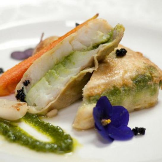 Рецепт судака, запеченного с соусом песто и мини-овощами