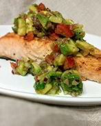 Лосось с соусом сальса из авокадо