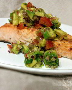 Лосось с соусом сальса из авокадо